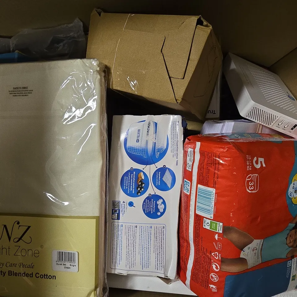 BOX OF APPROXIMATELY 20 ASSORTED HOUSEHOLD ITEMS TO INCLUDE EXTENSION SOCKET, REFUSE SACKS, ETC - COLLECTION ONLY