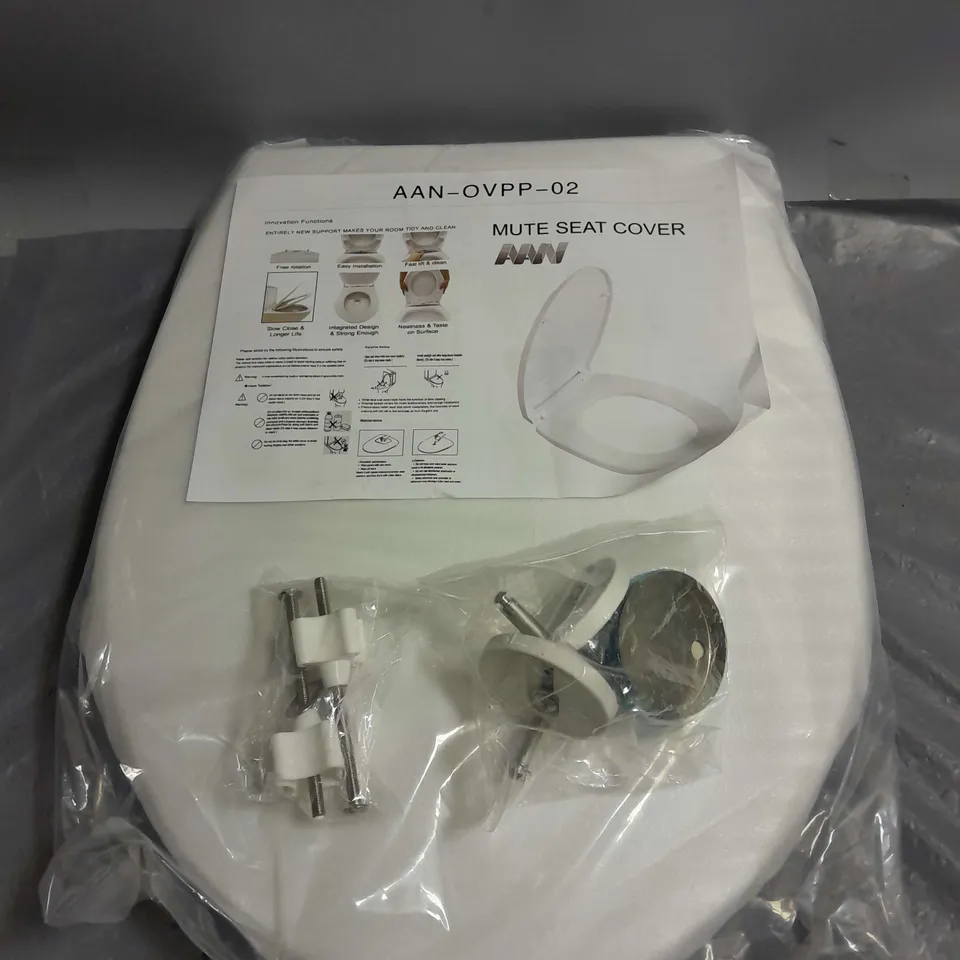 BOXED AAN MUTE TOILET SEAT COVER IN WHITE