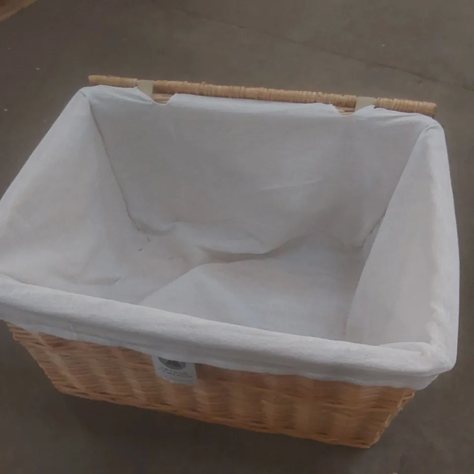 BOXED RECTANGULAR WICKER STORAGE BASKET WITH LID AND REMOVABLE LINING (1 BOX)