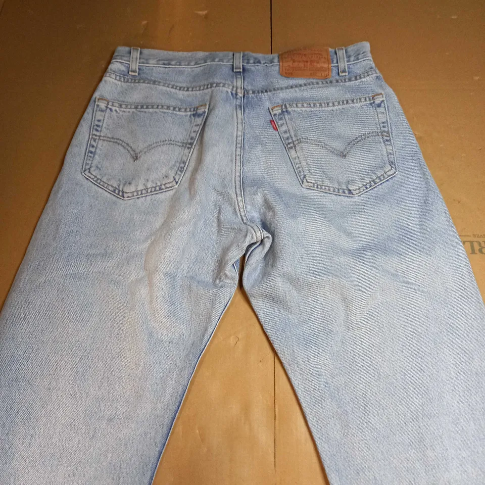 LEVI REGULAR FIT WASHED JEANS - 32W 32L