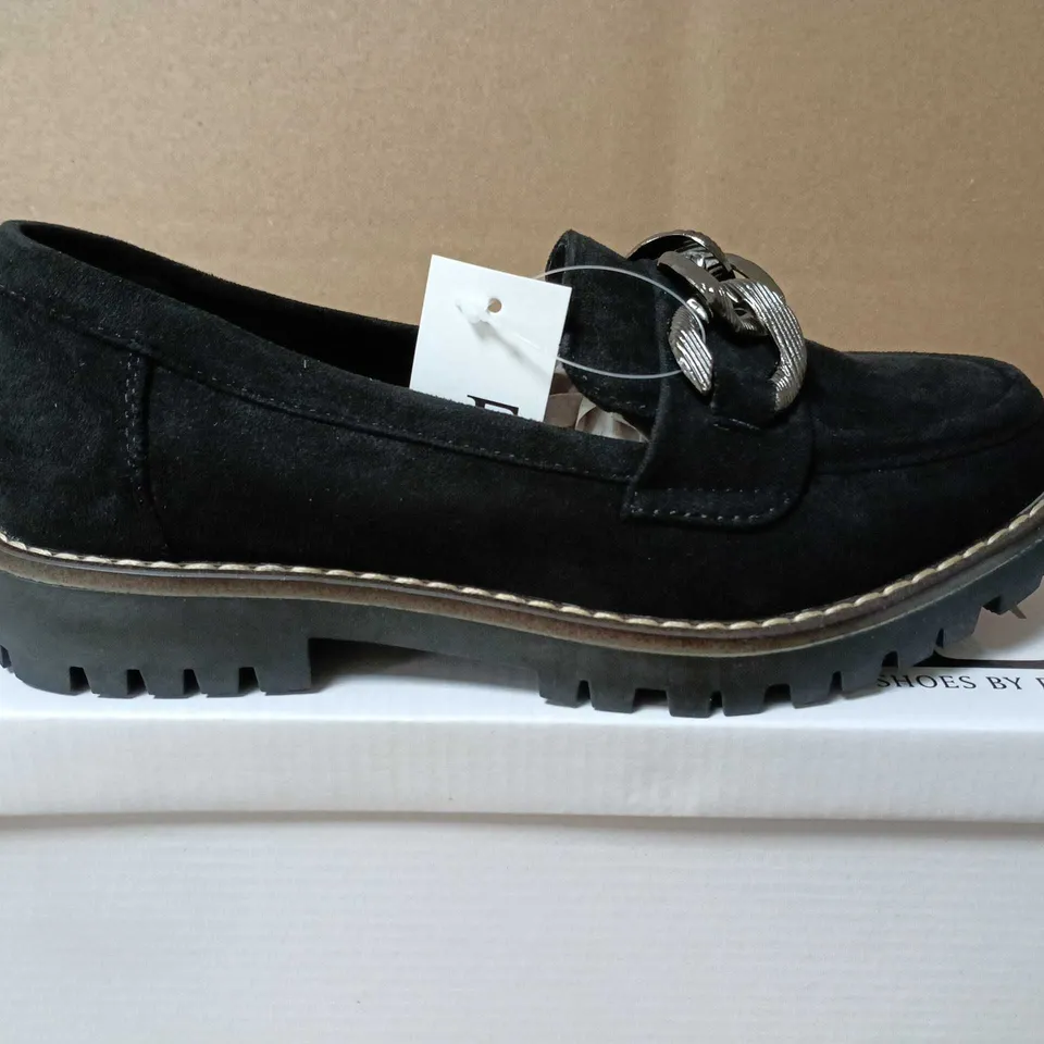 BOXED PAIR OF SHOES BY EMMA ADELINE – BLACK LOAFERS - UK 4