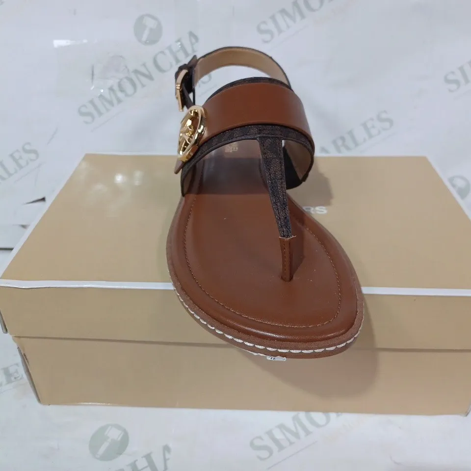 BOXED PAIR OF MICHAEL KORS OPEN TOE T-STRAP FLAT SANDALS IN BROWN US SIZE 8M