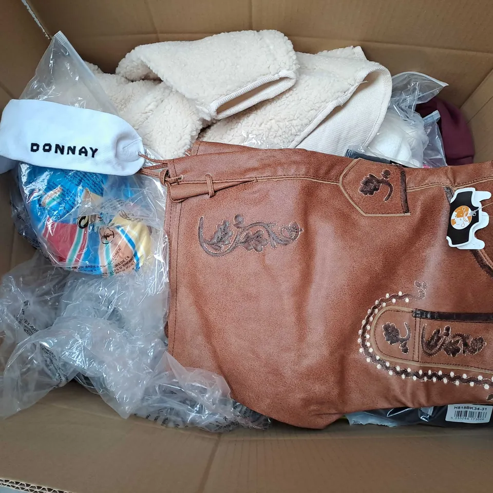 APPROXIMATELY 25 ASSORTED CLOTHING ITEMS IN VARIOUS SIZES TO INCLUDE SKIRTS, JUMPERS, JEANS, ETC