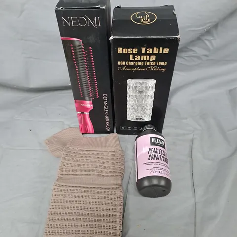 APPROXIMATELY 20 ASSORTED HOUSEHOLD PRODUCTS TO INCLUDE HAIR BRUSH, TABLE LAMP, HOME DECOR ETC