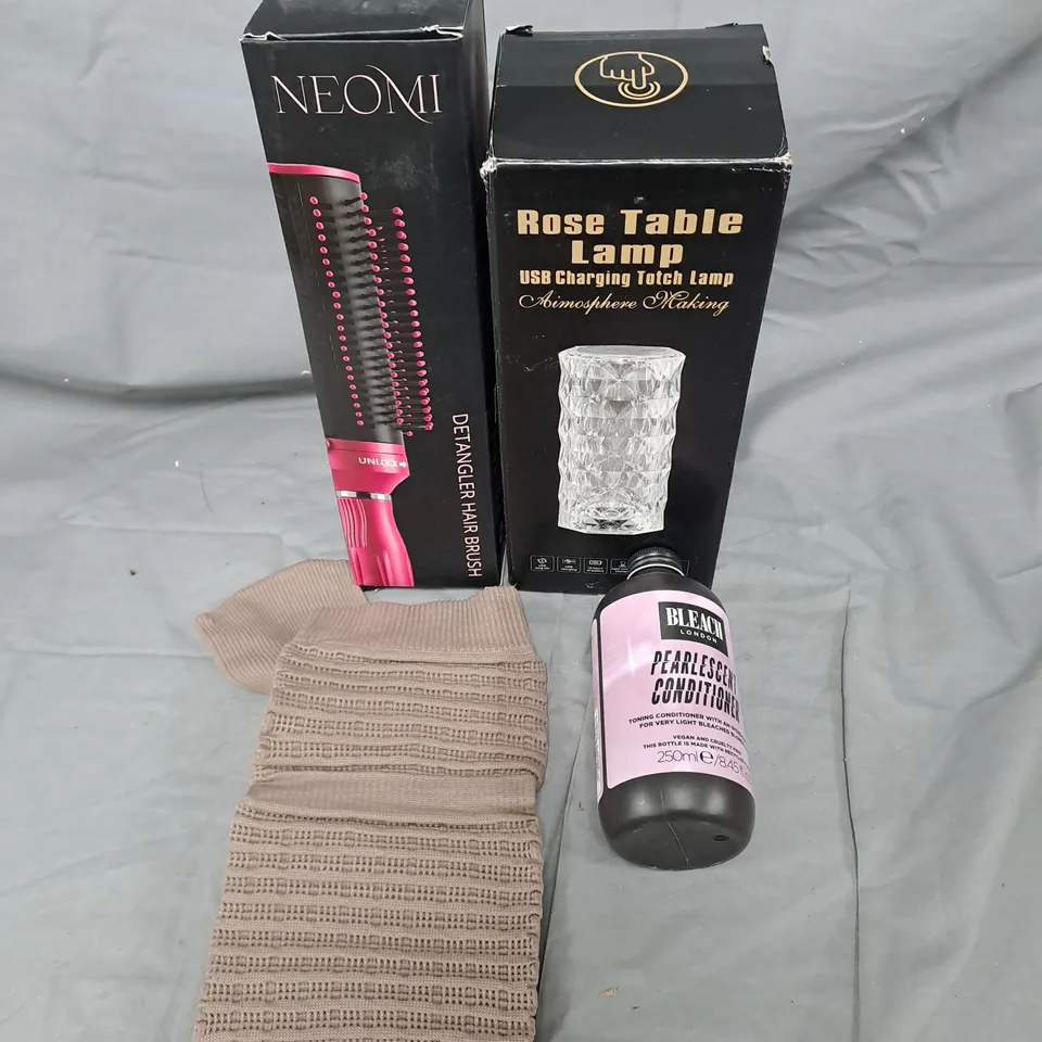APPROXIMATELY 20 ASSORTED HOUSEHOLD PRODUCTS TO INCLUDE HAIR BRUSH, TABLE LAMP, HOME DECOR ETC 
