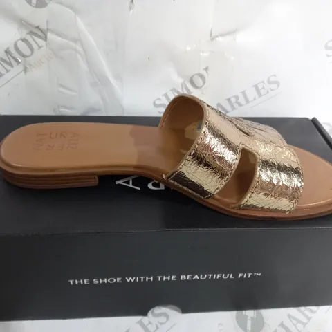 BOXED PAIR OF NATURALIZER SANDALS IN GOLD SIZE 7