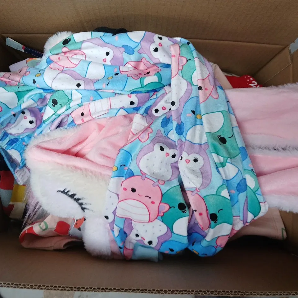 APPROXIMATELY 30 ASSORTED KIDS CLOTHING ITEMS IN VARIOUS STYLES, SIZES & COLOURS TO INCLUDE NIGHTWEAR, SHIRT, TOP, ETC