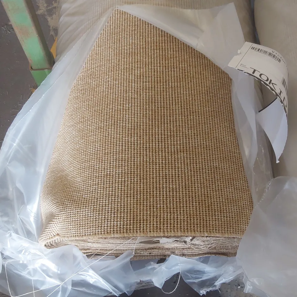 ROLL OF QUALITY EASISISAL CLASSIC CARPET - APPROXIMATELY 40 x 4m