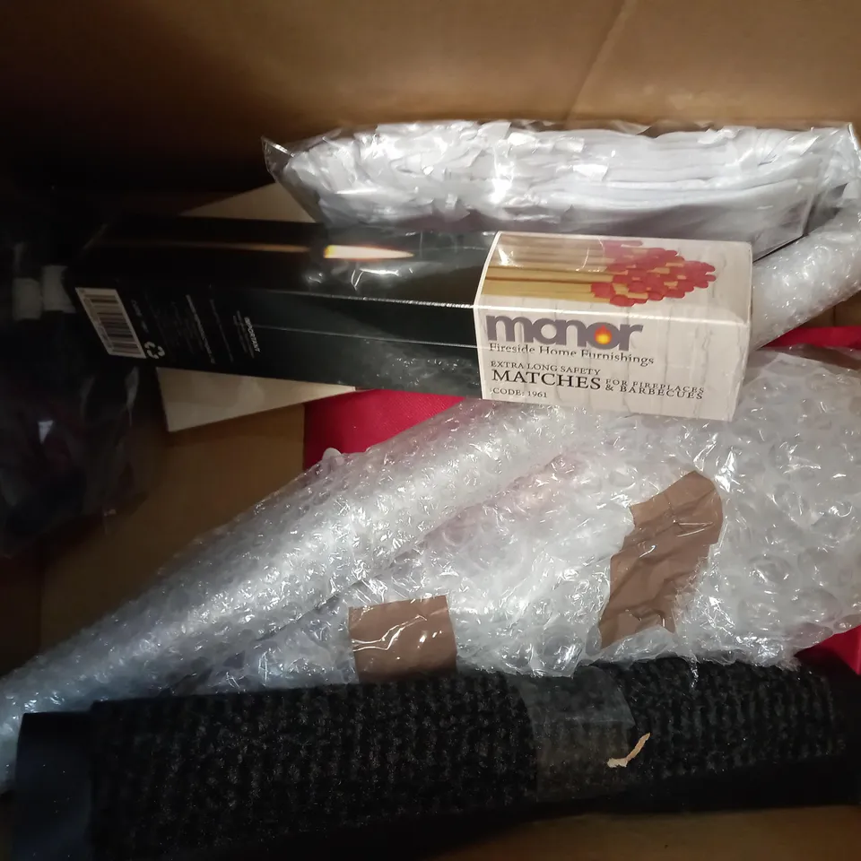 BOX OF APPROXIMATELY 10 ASSORTED HOUSEHOLD ITEMS TO INCLLUDE DESIGNER STYLE LONG SOFT HOT WATER BOTTLE, DECORATIVE FESTIVE CHRISTMAS WREATH, DESIGNER INTERIORS DRAUGHT EXCLUDER, ETD