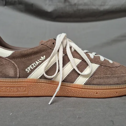 BOXED PAIR OF ADIDAS WOMEN'S HANDBALL SPEZIAL SHOES IN BROWN/CREAM UK SIZE 10