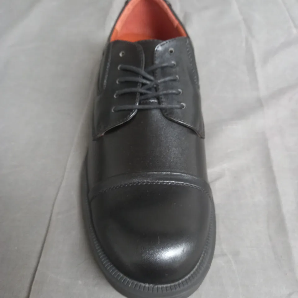 BOX OF APPROXIMATELY 10 BLACK ASHWOOD SHOES IN VARIOUS SIZES 