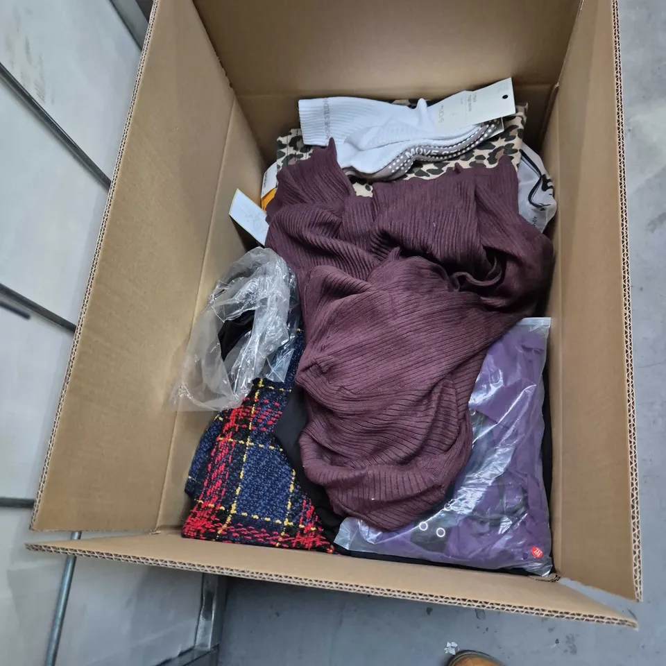 APROXIMATLY 25 ITEMS WOMANS LEGGINGS TOPS JUMPER