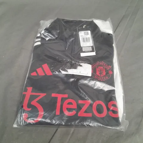 BAGGED ADIDAS MUFC EU TRAINING TOP IN CARBON/BLACK SIZE 9-10YRS