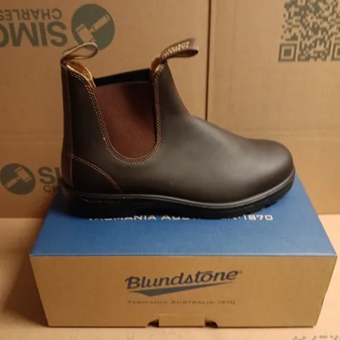 BOXED PAIR OF BLUNDSTONE 550 WALNUT BROWN CLASSIC CHELSEA BOOTS - 10