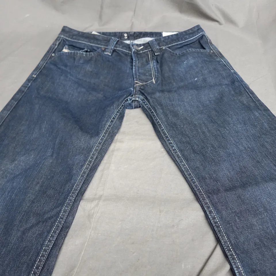DIESEL INDUSTRY DARK DENIM REGULAR STRAIGHT JEANS - SIZE 30