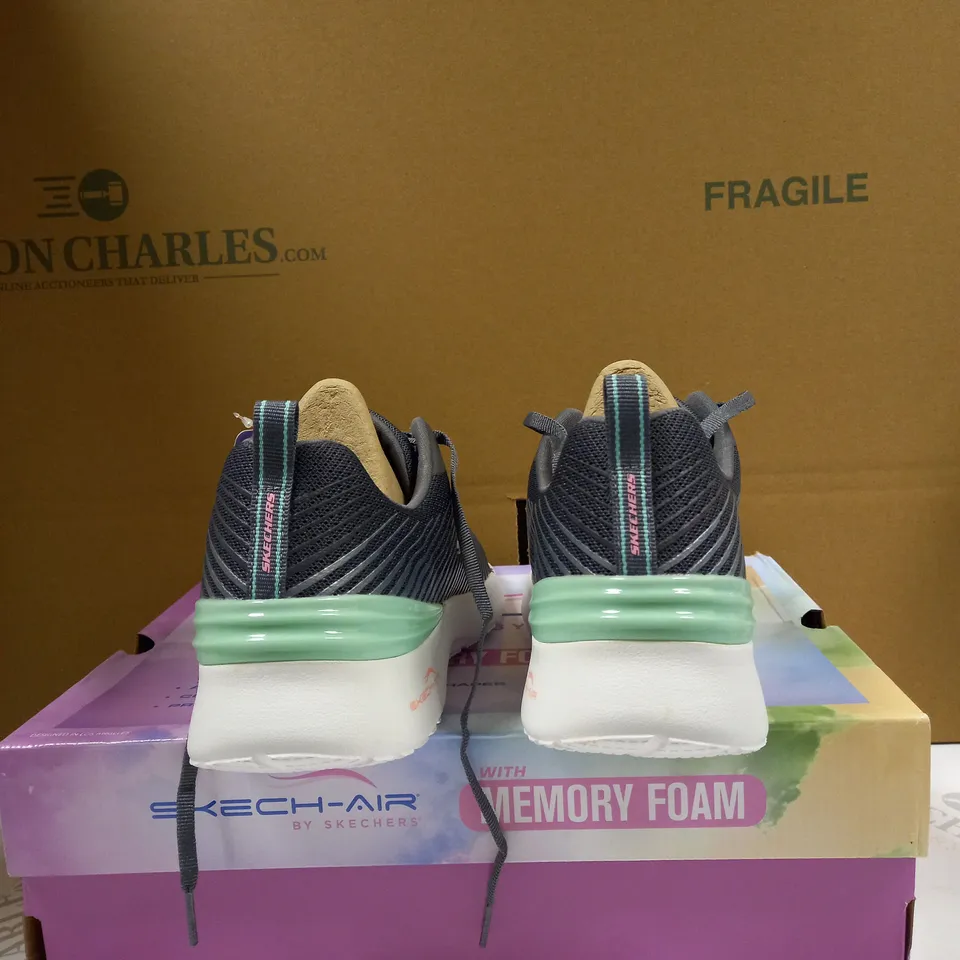 SKETCHERS DYNAMIGHT TRAINER SIZE 6.5