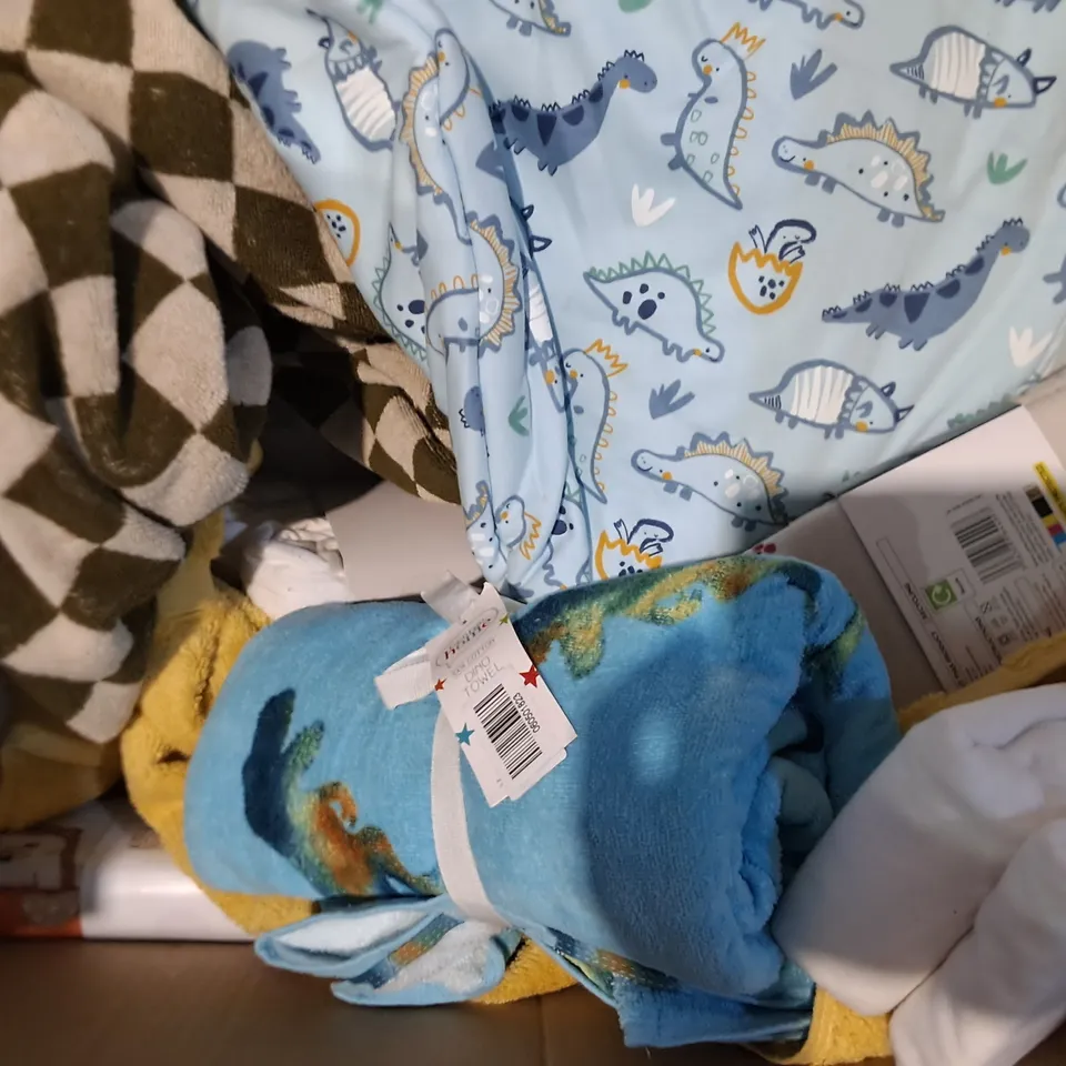 BOX OF APPROXIMATELY 12 ASSORTED BEDDING AND SOFT FURNISHING  ITEMS TO INCLUDE - BRUSHED COTTON FITTED SHEET , SPIDER MAN PONCHO ETC