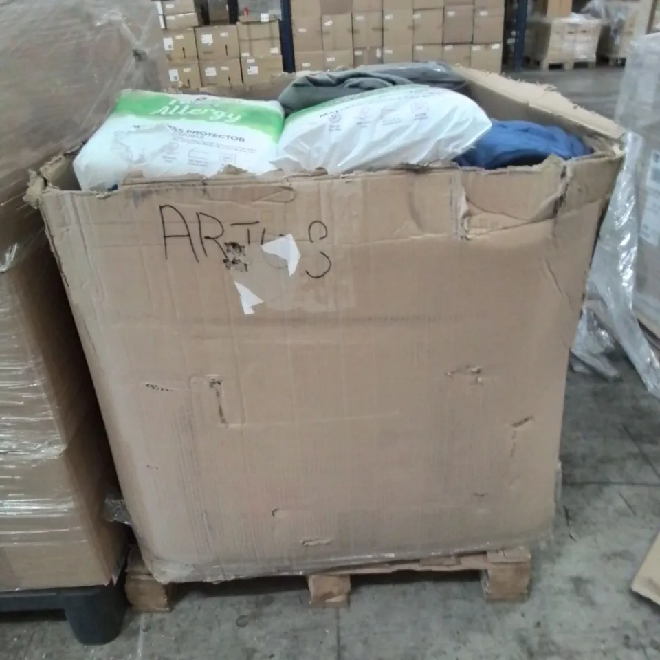 PALLET CONTAINING VARIOUS WEIGHTED BLANKETS PILLOWS MATTRESS PROTECTORS ETC. IN DIFFERENT COLOURS AND SIZES