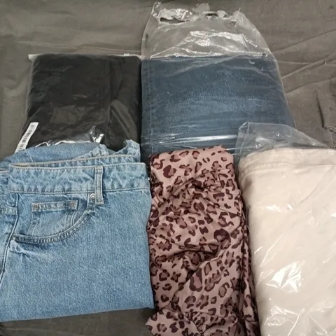 APPROXIMATELY 35 ASSORTED CLOTHING ITEMS IN VARIOUS SIZES, STYLES & COLOURS TO INCLUDE JEANS, DRESSES, TOPS, ETC - COLLECTION ONLY