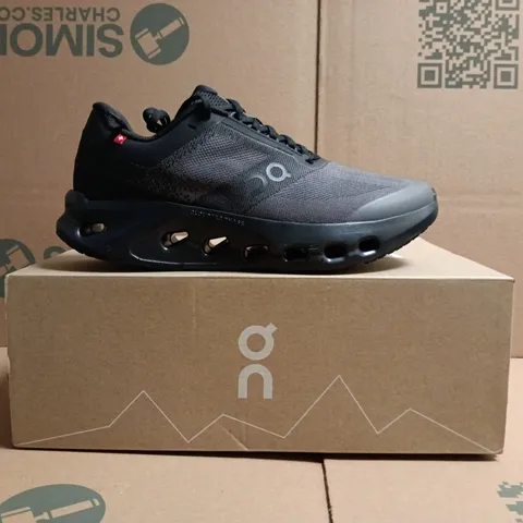 BOXED PAIR OF ON CLOUDSURFER YOUTH TRAINERS IN BLACK/ALLOY SIZE UK 5.5