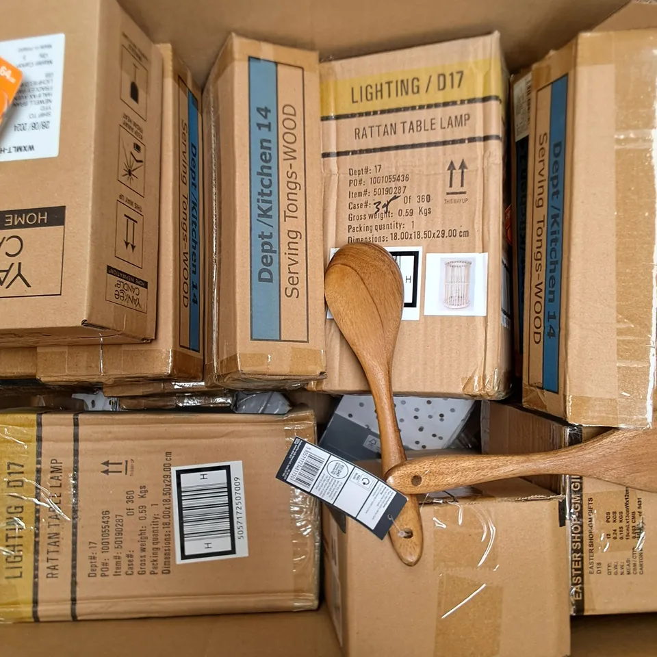 BOX OF APPROXIMATELY 22 ASSORTED ITEMS TO INCLUDE - WOODEN SERVING TONGS , KIOXIA 64GB USB , KOALA MUG ETC