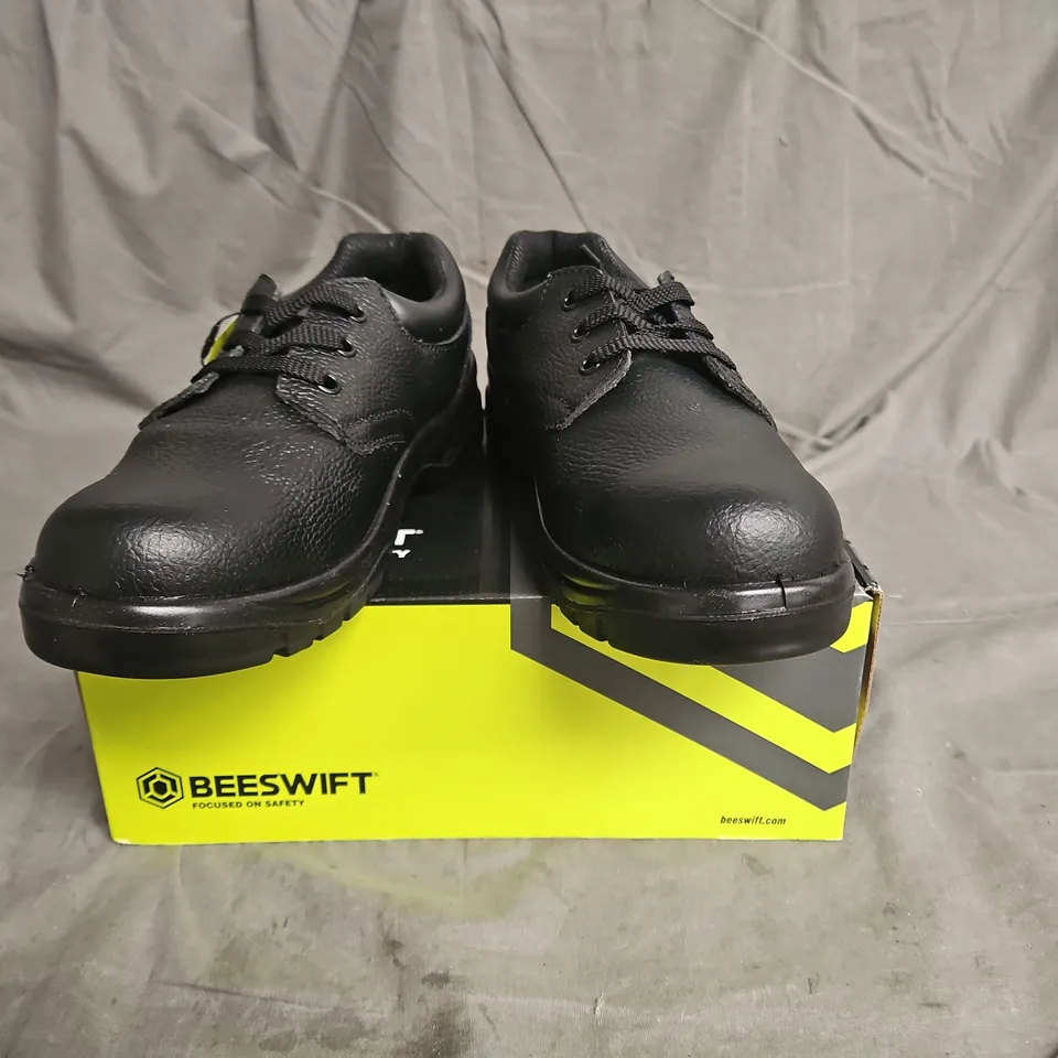 BOXED PAIR OF BEESWIFT SAFETY SHOES IN BLACK SIZE 8
