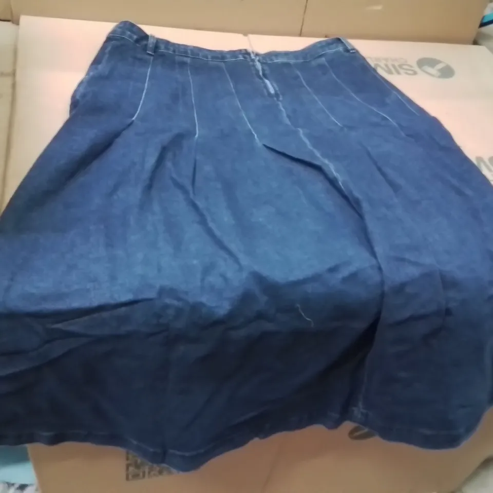 BOXED BRAND NEW APPROXIMATELY 6 SIMPLY BE MID BLUE JEANS SIZE 24