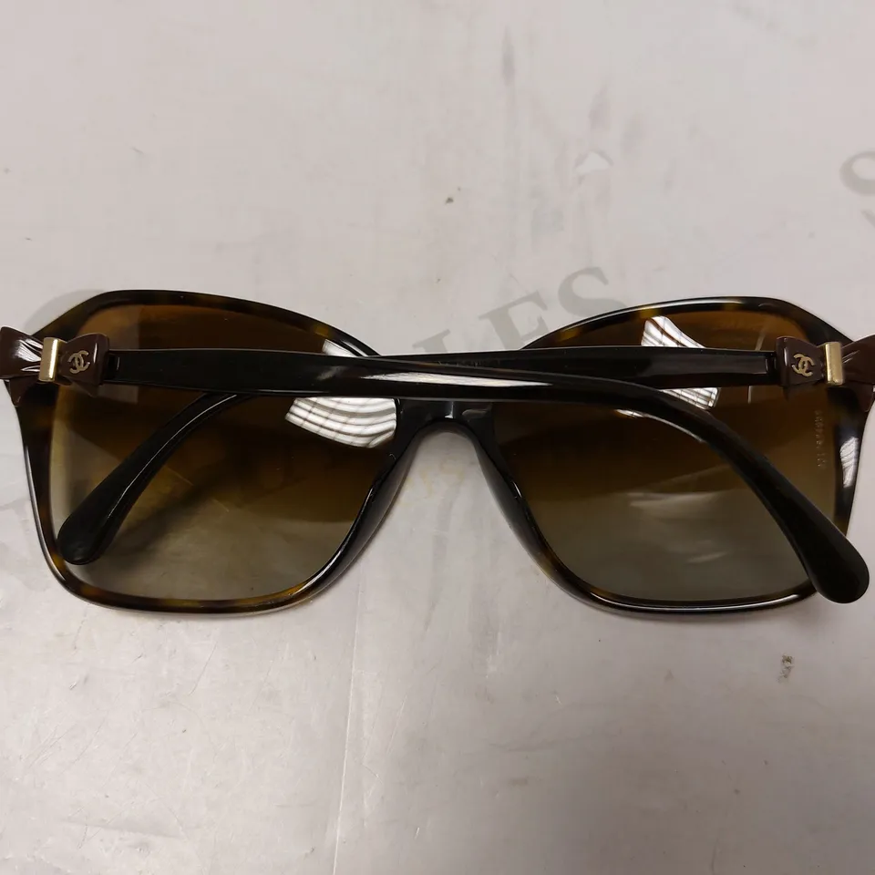 CHANEL BLACK POLORISED BOW SIDE DETAIL SUNGLASSES 5205