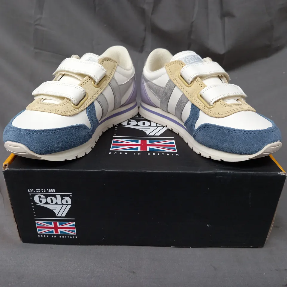 BOXED PAIR OF GOLA DAYTONA KIDS SHOES IN WHITE/BALTIC/SILVER UK SIZE 11