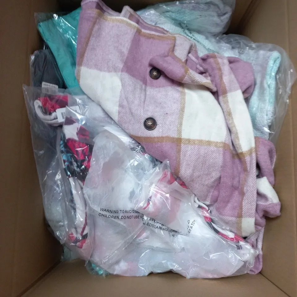 BOX CONTAINING APPROXIMATELY 20 ASSORTED CLOTHING ITEMS