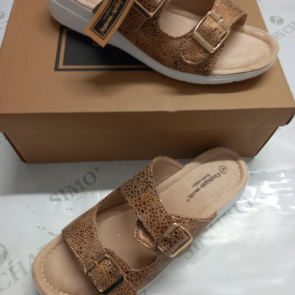 BOXED PAIR OF CUSHION WALK STRAPPY SANDALS IN GOLD - 5