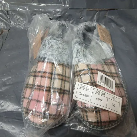 APPROXIMATELY 10 DUNLOP ZDLH7990 SLIPPERS IN PINK (SIZE 7)