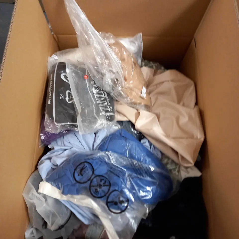 BOX OF APPROX 35 ASSORTED CLOTHING ITEMS TO INCLUDE - DRESSES, T-SHIRTS AND TROUSERS