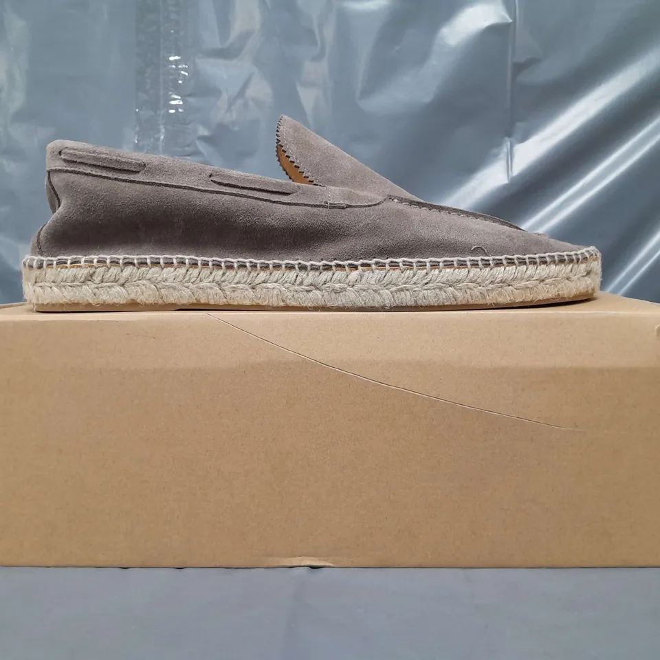 BOXED PAIR OF MOSS ESPADRILLE SHOES IN TAUPE UK SIZE 11