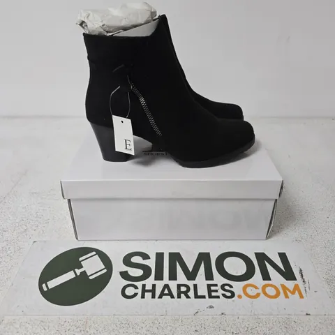 BOXED PAIR OF SHOE BY EMMA AMY BOOTS IN BLACK - SIZE 5