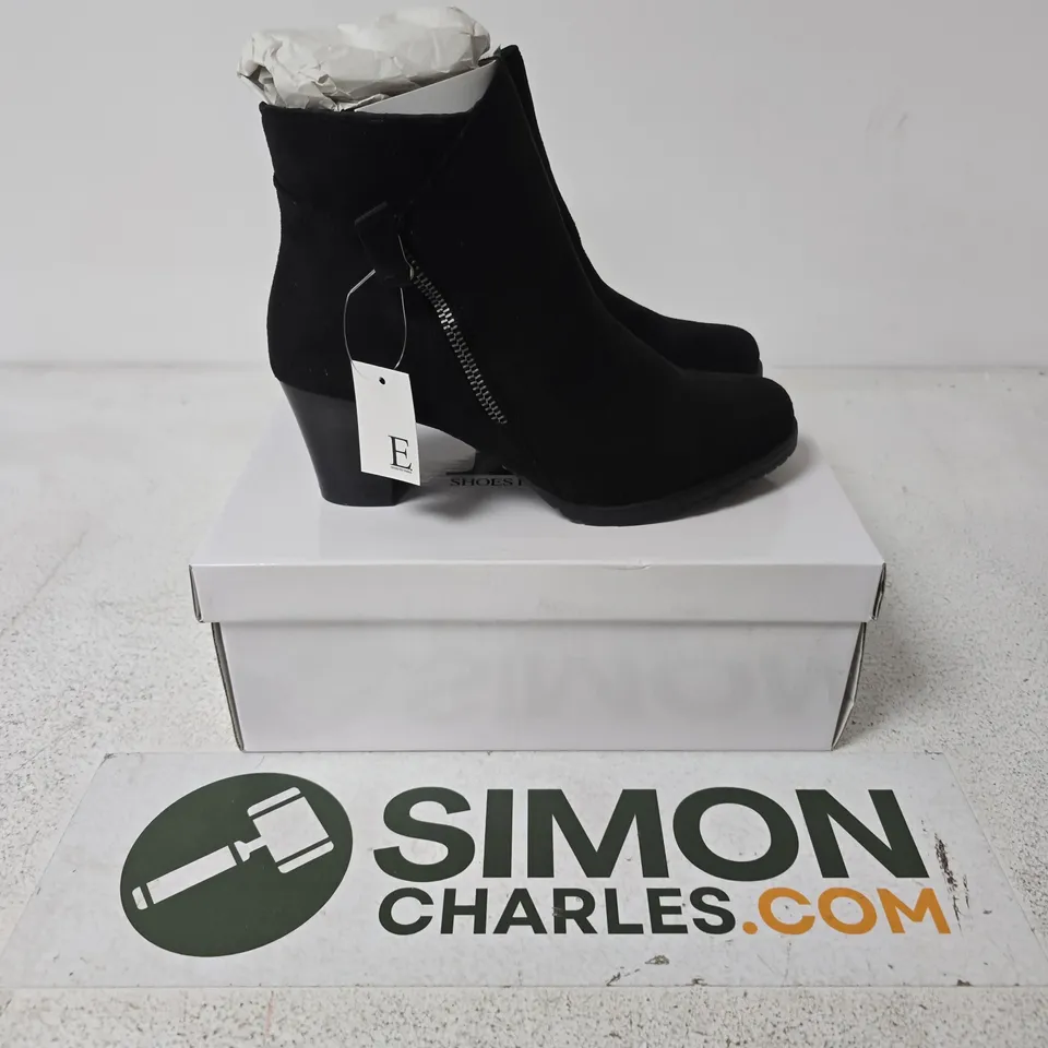 BOXED PAIR OF SHOE BY EMMA AMY BOOTS IN BLACK - SIZE 5