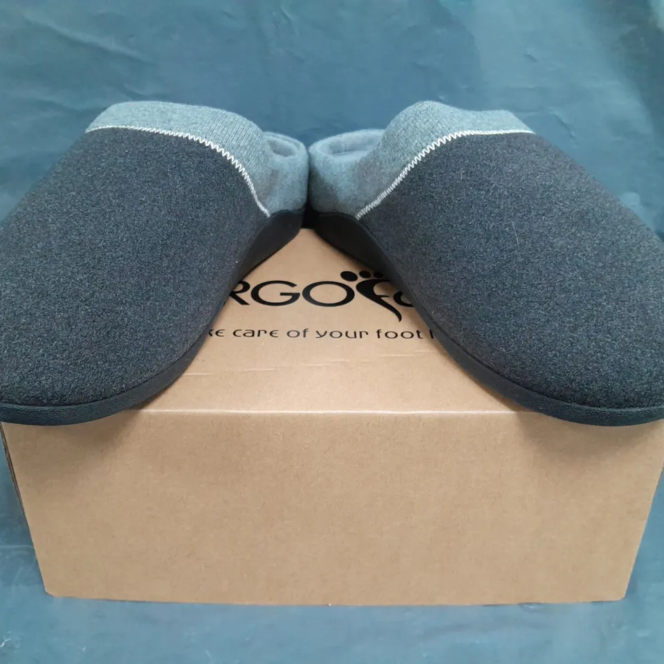 BOXED PAIR OF ERGOFOOT SLIPPERS IN GREY SIZE UK 8