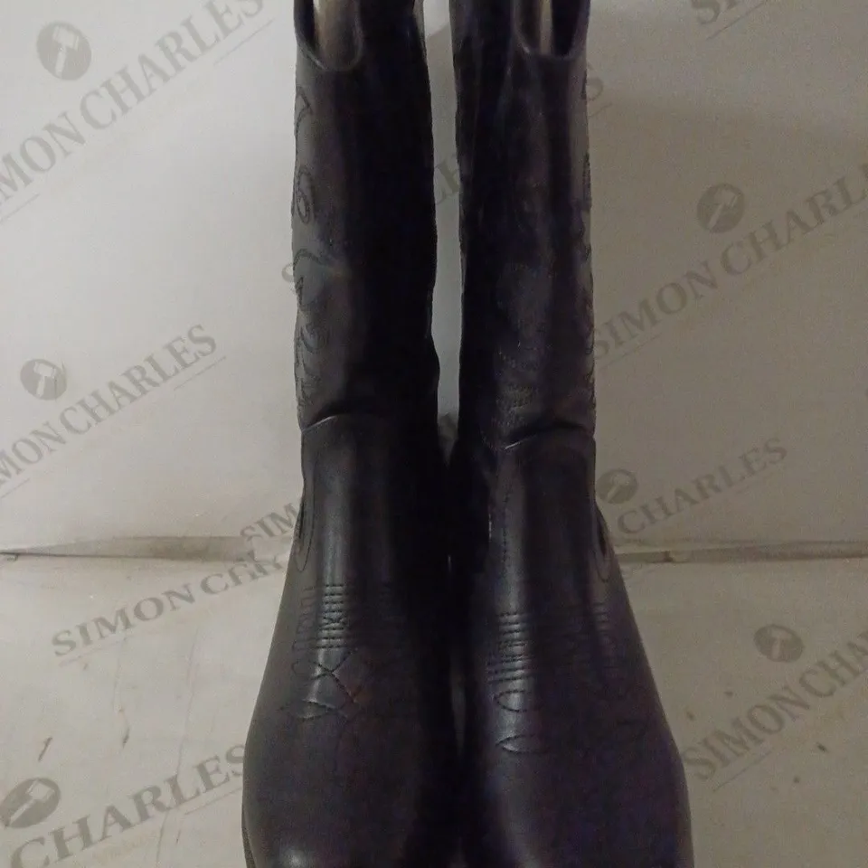 BOXED PAIR OF KOI WOMEN'S WINTU LONG CHUNKY WESTERN BOOTS SIZE 6
