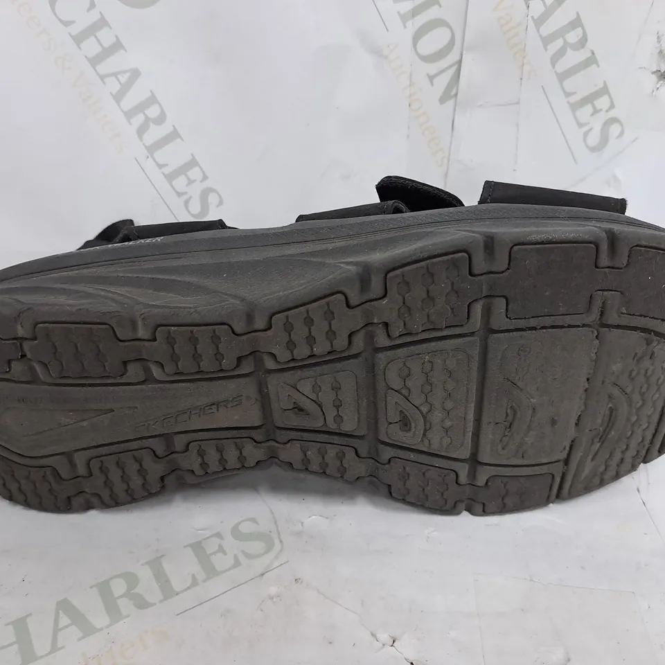 BOXED PAIR OF SKETCHERS LUXURY RETRO SANDAL BLACK SIZE 6