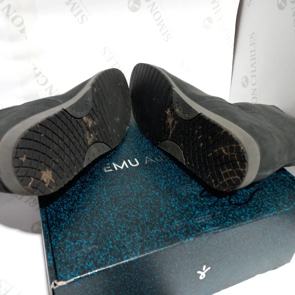 BOXED PAIR OF EMU BEACH BOOTS  - SIZE 7