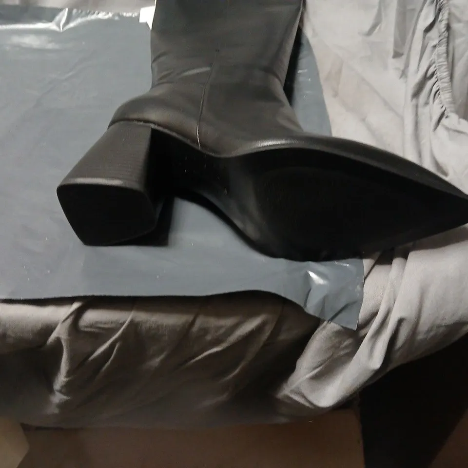 STRADIVARIUS BLACK KNEE-HIGH BOOTS WITH BLOCK HEEL UK SIZE 8. UNBOXED