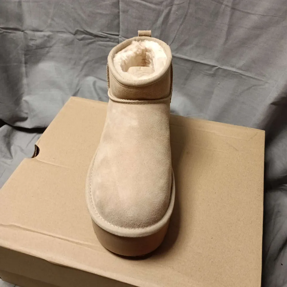 UGG CLASSIC SHORT ANKLE BOOTS – SAND WOMEN'S UK SIZE 8