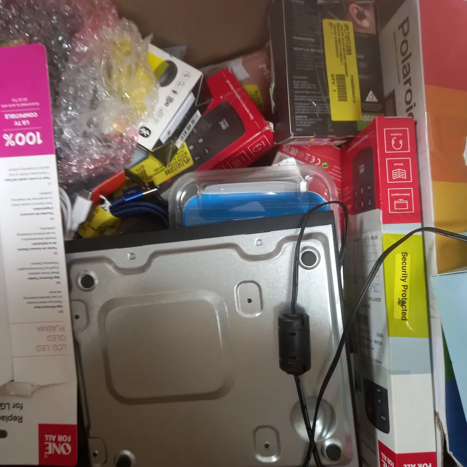 BOX OF APPROXIMATELY 20 ASSORTED ELECTRICAL ITEMS TO INCLUDE 65W USB-C UNIVERSAL CHARGER, JUICE XL SYNC & CHARGE CABLE, MIXX CHARGE PORT 2 WITH USB-C CABLE, ETC