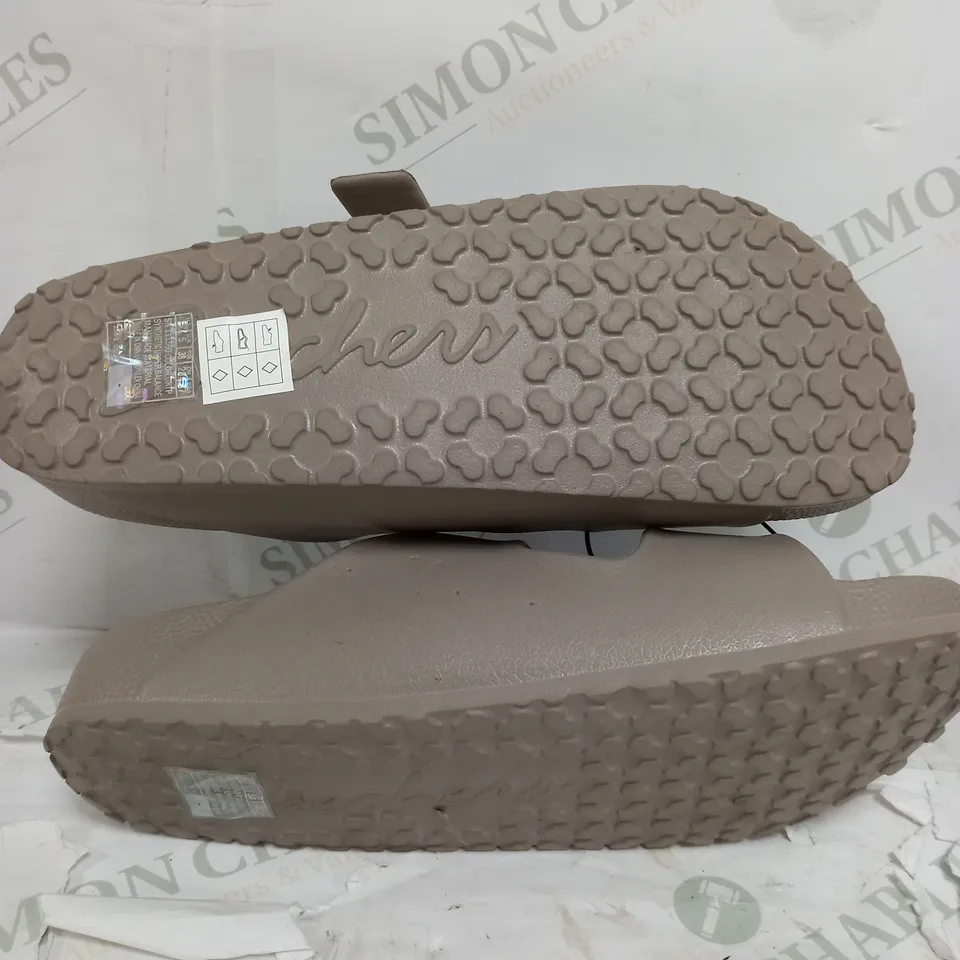 BOXED PAIR OF SKECHERS ARCH FIT FOAMIES SLIDE SANDALS IN DARK TAUPE SIZE 5