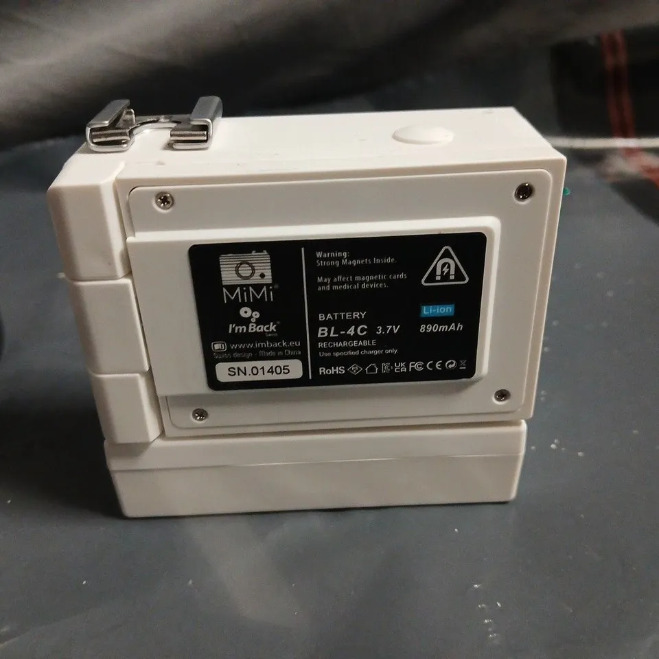 YASHICA MIMI MICRO MIRRORLESS CAMERA – WHITE WITH 3.9MM LENS AND BATTERY GRIP