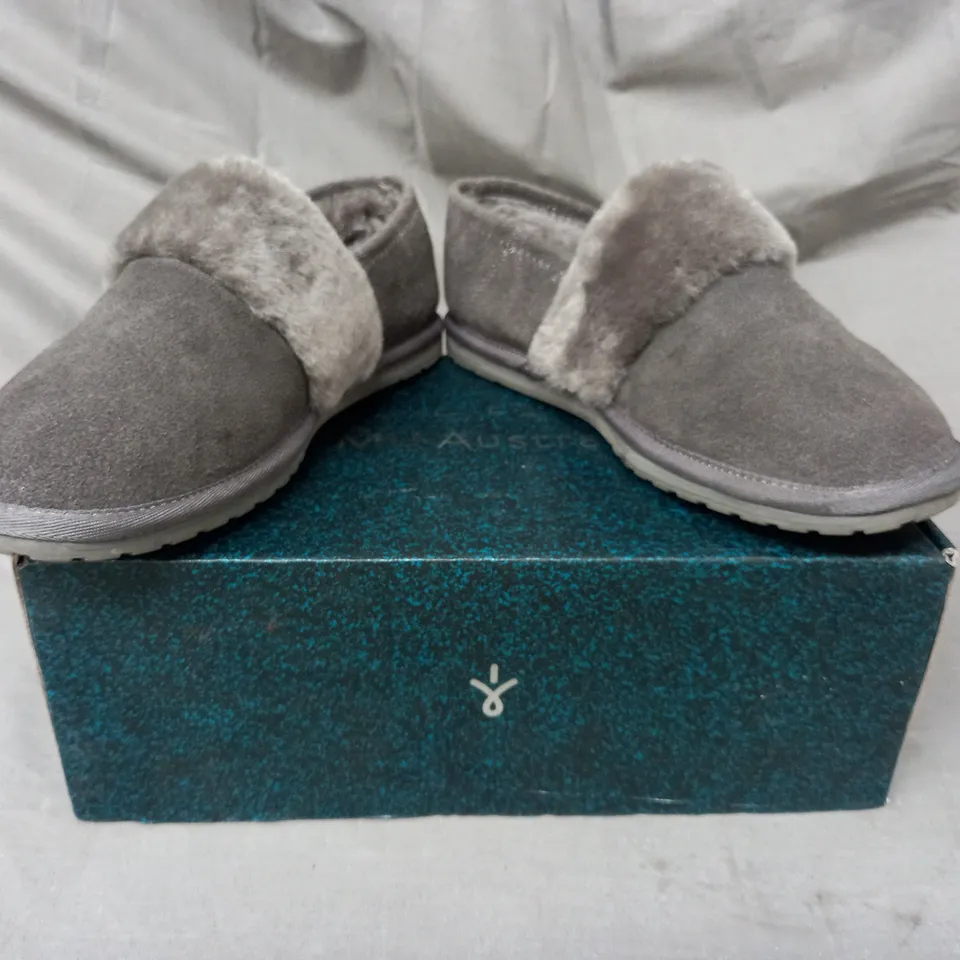 BOXED PAIR OF EMU AUSTRALIA SLIPPERS IN CHARCOAL SIZE 7