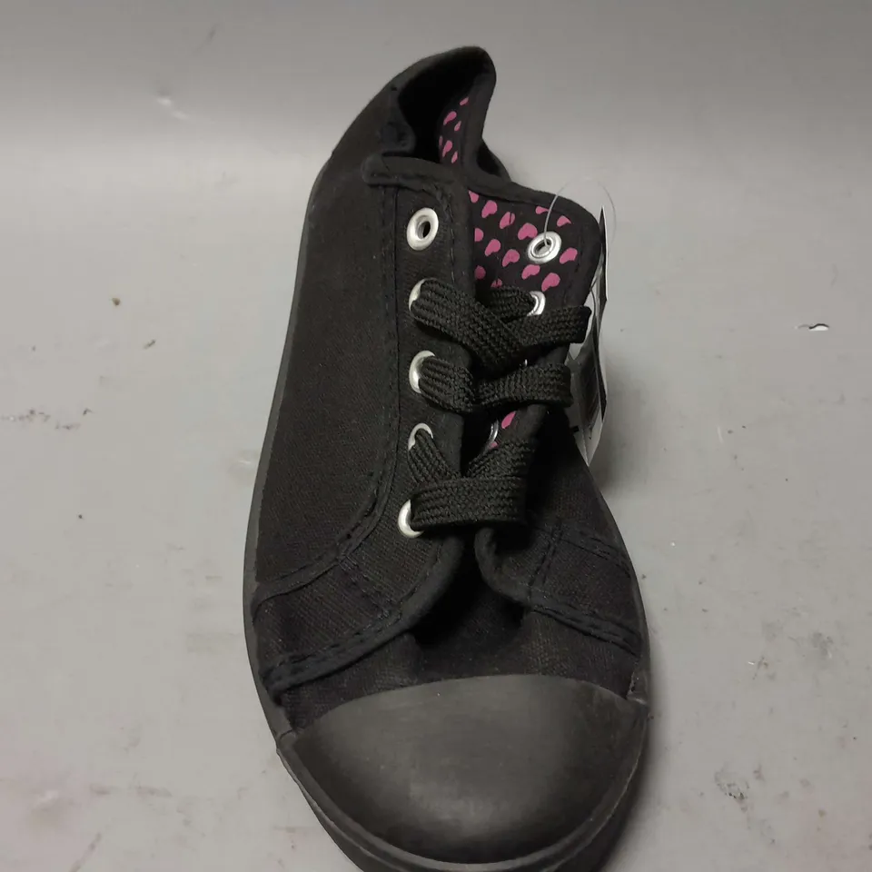 APPROXIMATELY 15 GEORGE LOVE YOUR SHOES PUMPS IN BLACK IN SIZE 4