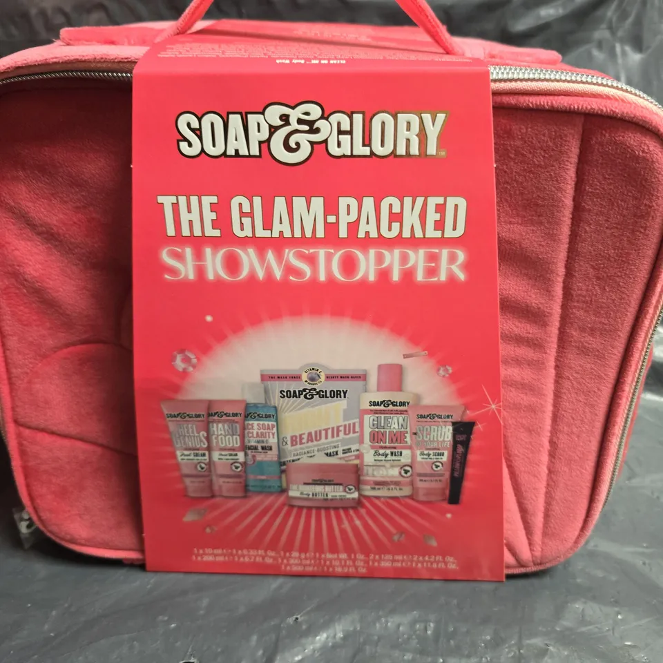 SOAP & GLORY THE GLAM-PACKED SHOWSTOPPER GIFT SET IN PINK CARRY BAG