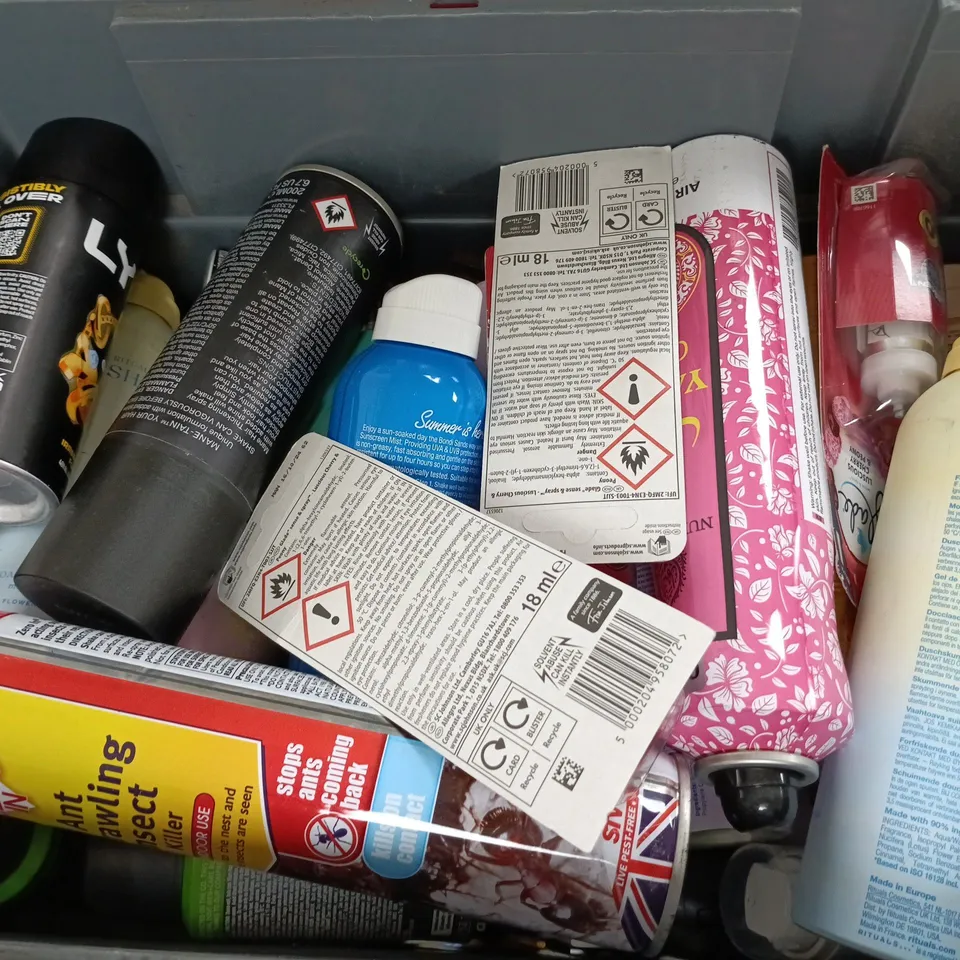 APPROXIMATELY 15 ASSORTED AEROSOLS TO INCLUDE MANE HAIR SPRAY, BONDI SANDS EVERYDAY MIST, LYNX GOLD, ETC