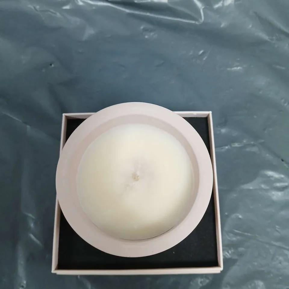 DEFREI PLUM, HONEYSUCKLE AND AMBER SCENTED CANDLE